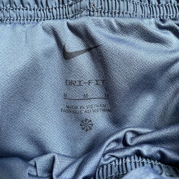Woman’s Nike shorts M - Picture 3 of 3